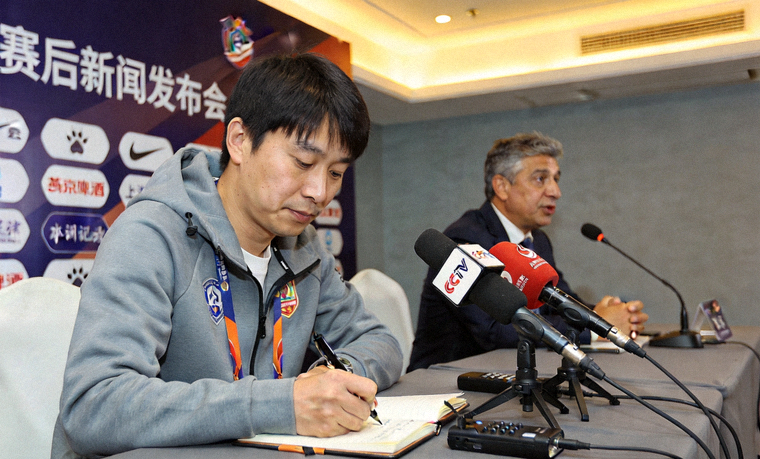体育记者在赛后新闻发布会上记录发布会内容